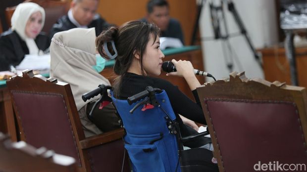 Mantan kekasih Mario Dandy, Anastasia Pretya Amanda menghadiri sidang kasus penganiayaan terhadap David Ozora. Ia duduk di kursi roda untuk menjadi saksi sidang di PN Jakarta Selatan.