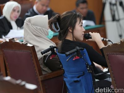 Pakai Kursi Roda, Eks Pacar Mario Bersaksi di Sidang Penganiayaan David