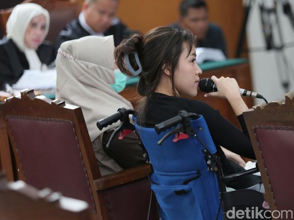 Pakai Kursi Roda, Eks Pacar Mario Bersaksi di Sidang Penganiayaan David