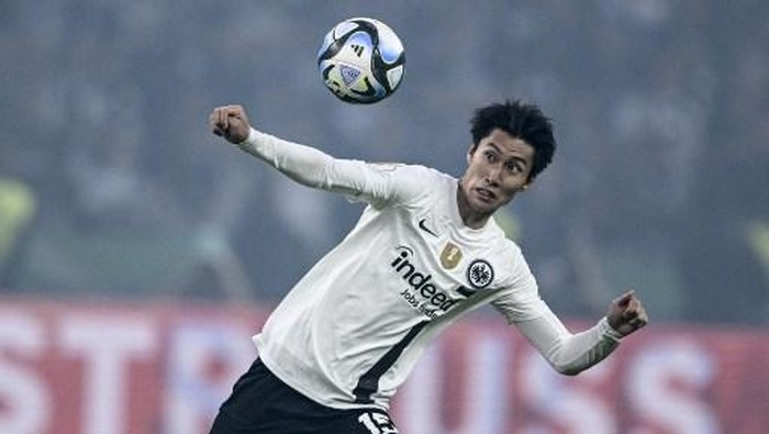 Frankfurts Japanese midfielder Daichi Kamada eyes the ball during the German Cup (DFB Pokal) final football match RB Leipzig v Eintracht Frankfurt in Berlin, Germany, on June 3, 2023. (Photo by Tobias SCHWARZ / AFP) / DFB REGULATIONS PROHIBIT ANY USE OF PHOTOGRAPHS AS IMAGE SEQUENCES AND QUASI-VIDEO.