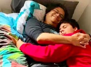 Foto Senyum Terakhir Ayah dan Anak Sebelum Jadi Korban Kapal Selam Titan Foto Senyum Terakhir Ayah dan Anak Sebelum Jadi Korban Kapal Selam Titan