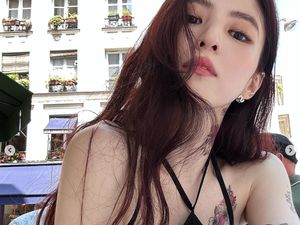 7 Gaya Han So Hee Pamer Tato Baru di Leher dan Dada, Bikin Fans Flashback