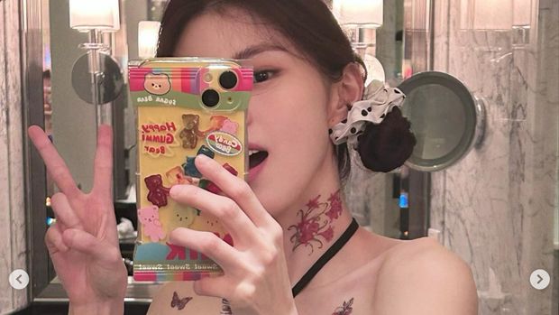 Han So Hee terlihat punya tato baru