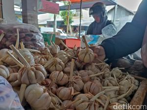 Stok Menipis, Harga Bawang Putih di Pasar Kota Blitar Terus Meroket Stok Menipis, Harga Bawang Putih di Pasar Kota Blitar Terus Meroket