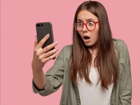 Ilustrasi korban scam/Foto: Freepik/wayhomestudio