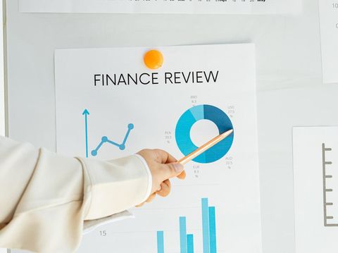 Ilustrasi pekerjaan yang related dengan jurusan ekonomi/Foto: Pexels/Karolina Grabowska