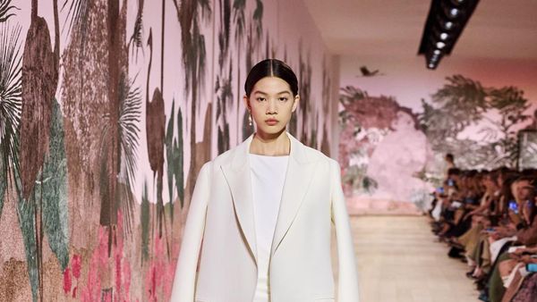 Foto: Model Indonesia Memesona di Catwalk Dior Couture, Bak Dewi Romawi