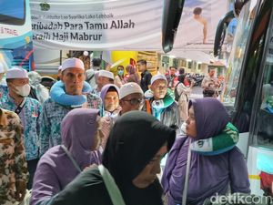 Tiba di Tanah Air, Jemaah Haji Jatim Dapat Tambahan 5 Liter Air Zamzam Tiba di Tanah Air, Jemaah Haji Jatim Dapat Tambahan 5 Liter Air Zamzam