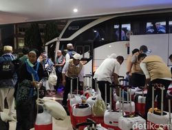 Alhamdulillah! Jemaah Gelombang Pertama Tiba di Asrama Haji Pondok Gede