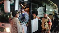 Potret Jemaah Haji Disambut Keluarga di Asrama Pondok Gede