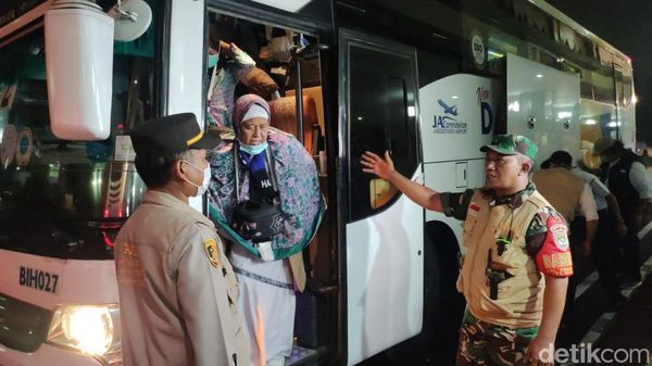 Potret Jemaah Haji Disambut Keluarga di Asrama Pondok Gede