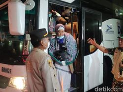 Potret Jemaah Haji Disambut Keluarga di Asrama Pondok Gede