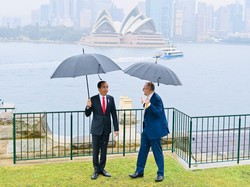 Pakai Payung, PM Australia Ajak Jokowi Keliling Admiralty House Saat Hujan