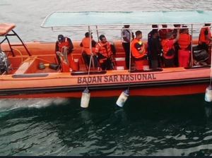 Kapal Angkut 25 Orang Patah Kemudi-Mati Mesin di Perairan Alor Kapal Angkut 25 Orang Patah Kemudi-Mati Mesin di Perairan Alor