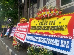 Karangan Bunga Desak KPK Tahan Hasbi Hasan Berjejer di Depan PN Jaksel