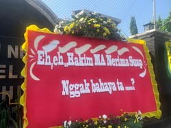 Penampakan Karangan Bunga Jelang Putusan Praperadilan Hasbi Hasan