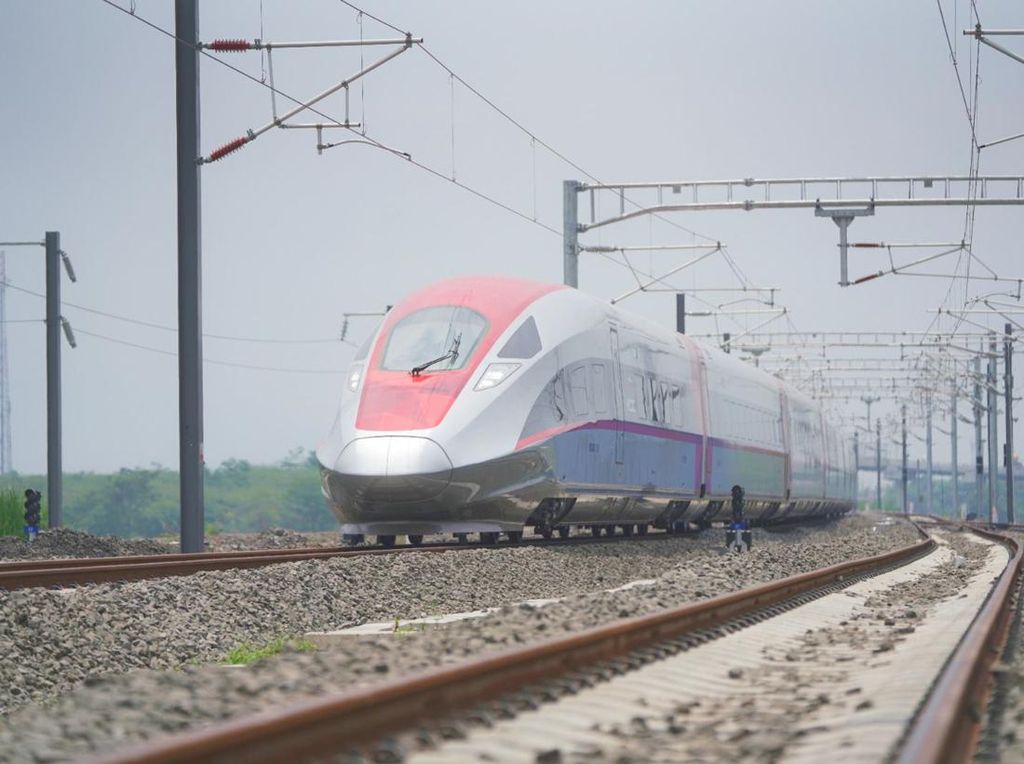 Penasaran Sama Kereta Cepat Jakarta-Bandung? Intip Nih Dalamnya Penasaran Sama Kereta Cepat Jakarta-Bandung? Intip Nih Dalamnya
