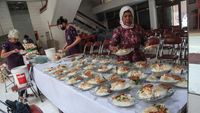 Potret Berbagi Makanan Gratis di Kantin Kebajikan Semarang