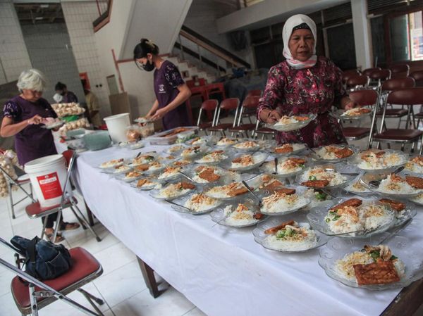 Potret Berbagi Makanan Gratis di Kantin Kebajikan Semarang