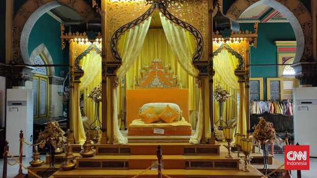 Istana Maimun menyambut wisatawan di tiga ruangan. Unsur-unsur istana banyak didatangkan dari luar negeri seperti Iran, Italia, Belanda dan Prancis.