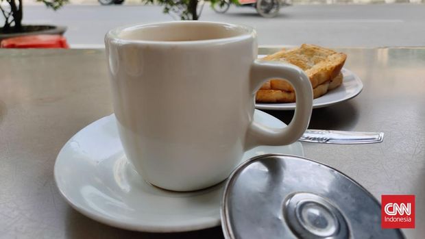 Salah satu cara untuk menikmati Medan ala warga lokal adalah menikmati kopi susu di Kedai Kopi Sidempuan.