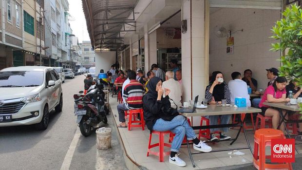 Salah satu cara untuk menikmati Medan ala warga lokal adalah menikmati kopi susu di Kedai Kopi Sidempuan.