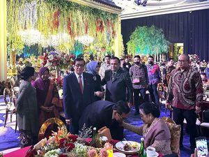 Yang Masih Jadi Misteri dari Bisikan Megawati ke Mahfud Md