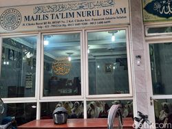 Bau Limbah Sapi Pancoran Ganggu Majelis Taklim, Jemaah Tebar Minyak Wangi