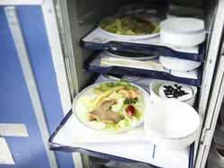 Jangan Sembarangan, Ini Makanan yang Sebaiknya Kamu Makan di Pesawat