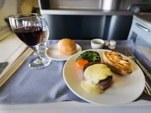 7 Fakta Menarik Makanan di Pesawat yang Diungkap Awak Kabin