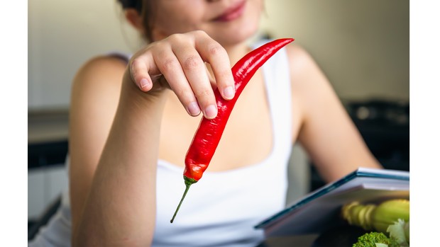 Mengenal cara alami dalam meredakan sakit perut/freepik/pvproductions Ilustrasi makan pedas.