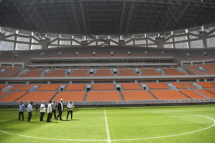 Menteri Pemuda dan Olahraga Dito Ariotedjo (kedua kanan) meninjau Stadion Jakarta International Stadium (JIS) di Papanggo, Tanjung Priok, Jakarta Utara, Selasa (4/7/2023).