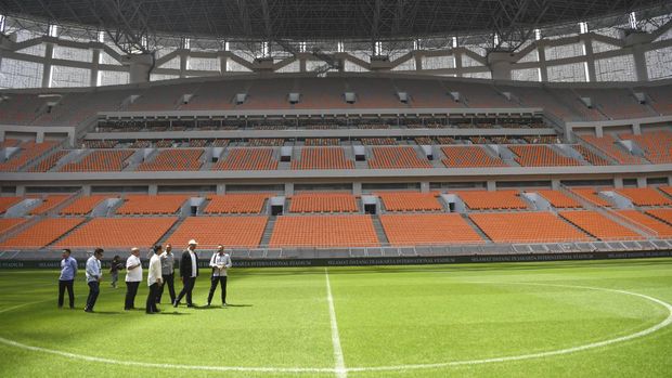 Menteri Pemuda dan Olahraga Dito Ariotedjo (kedua kanan) meninjau Stadion Jakarta International Stadium (JIS) di Papanggo, Tanjung Priok, Jakarta Utara, Selasa (4/7/2023).