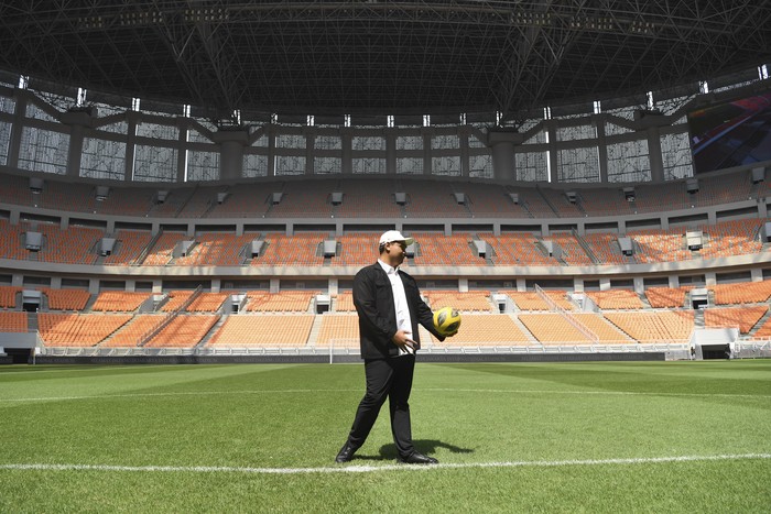 Menteri Pemuda dan Olahraga Dito Ariotedjo (kedua kanan) meninjau Stadion Jakarta International Stadium (JIS) di Papanggo, Tanjung Priok, Jakarta Utara, Selasa (4/7/2023).