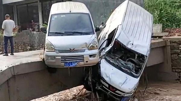Mobil Nyungsep Diterjang Banjir di China
