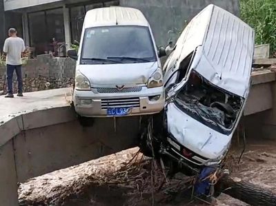 Mobil Nyungsep Diterjang Banjir di China