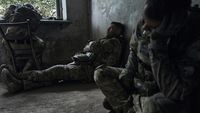 Potret Tentara Ukraina Melepas Lelah di Garis Depan Perang