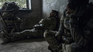 Potret Tentara Ukraina Melepas Lelah di Garis Depan Perang