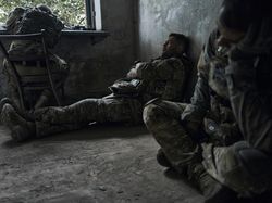 Potret Tentara Ukraina Melepas Lelah di Garis Depan Perang