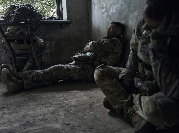 Potret Tentara Ukraina Melepas Lelah di Garis Depan Perang