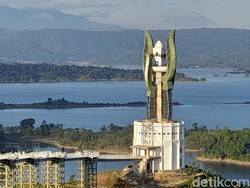 Melihat dari Dekat Wujud Monumen Kujang Sepasang di Sumedang