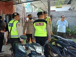 Tinggal Sendirian, Pria Ditemukan Tewas Membusuk di Pintu Rumah