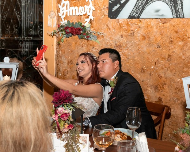 Pengantin di restoran/Foto: Pexels/Eduardo Barrientos Pengantin di restoran/Foto: Pexels/Eduardo Barrientos