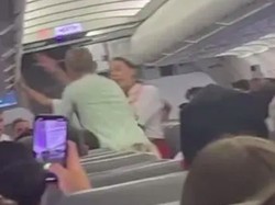 Duh! Pesawat Terpaksa Putar Balik gegara Penumpang Mabuk dan Rusuh