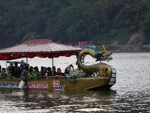 Pemkab Ponorogo Belikan Perahu Naga Wisata Buat Pengunjung Telaga Ngebel