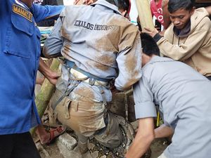 Kala Petugas Damkar Lebih Kaget Ditonton Warga Dibanding Dililit Ular