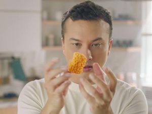 Pose Keren Nicholas Saputra Saat Masak dan Kulineran Enak