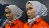 Potret Si Kembar Rihana Rihani Berbaju Tahanan