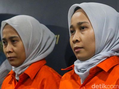 Potret Si Kembar Rihana Rihani Berbaju Tahanan