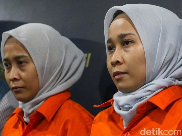 Potret Si Kembar Rihana Rihani Berbaju Tahanan